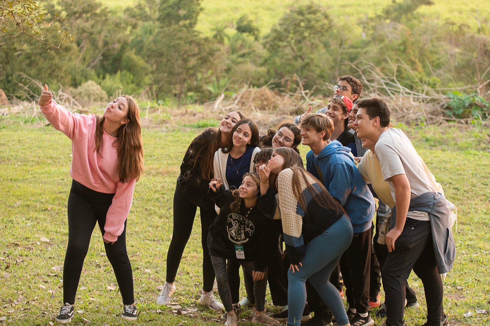 Grupo de jovens em atividade ao ar livre no acampamento