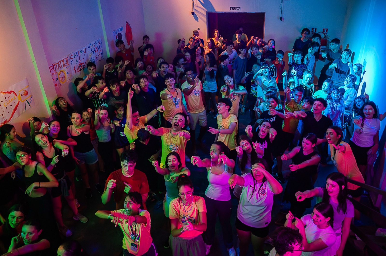 Alunos celebrando a formatura no acampamento