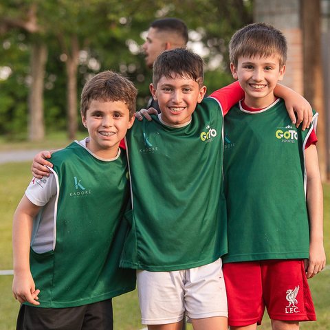 Crianças fantasiadas em uma brincadeira lúdica no acampamento