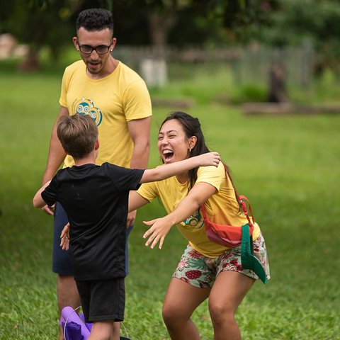 Equipe fantasiada recebendo as crianças em um jantar temático