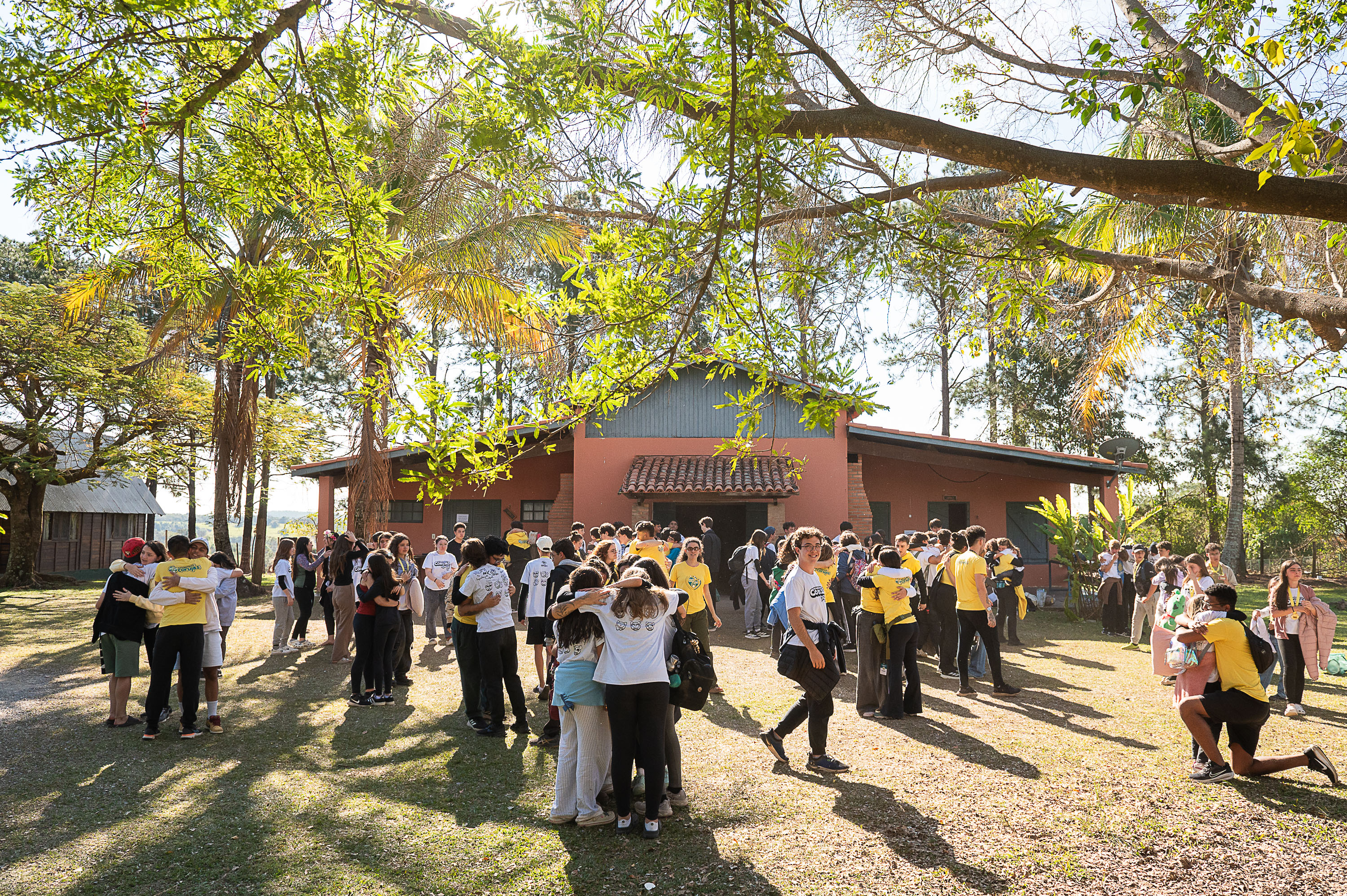 Crianças brincando no acampamento