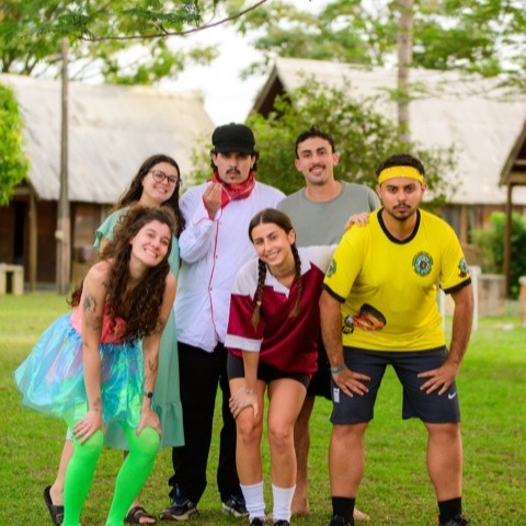 Crianças fantasiadas em uma brincadeira lúdica no acampamento