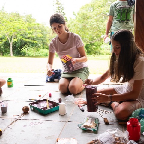 Crianças pintando ao ar livre em uma atividade cultural