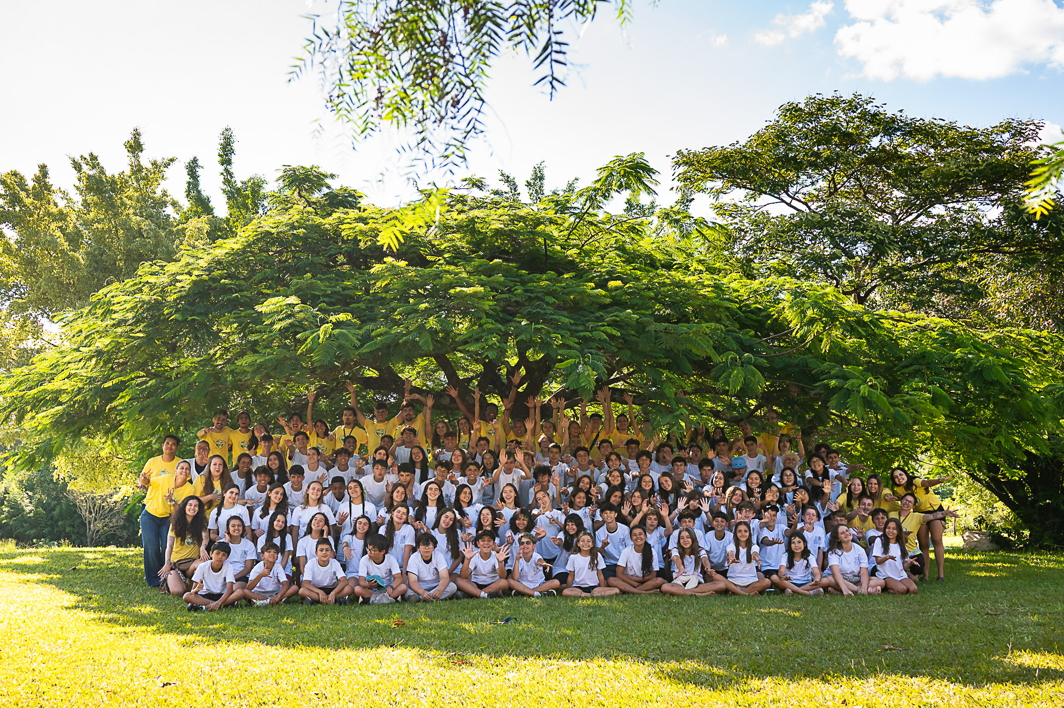 Crianças brincando no acampamento